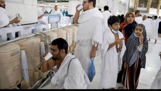 Jemaah Haji saat minum Air Zamzan.(F-INT)