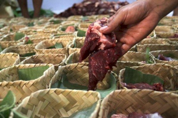 Pembagian Daging Kurban Pemkab Maros Gunakan Besek Bambu