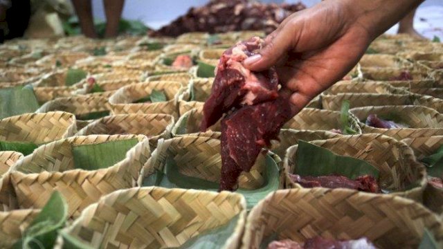 Pembagian Daging Kurban Pemkab Maros Gunakan Besek Bambu