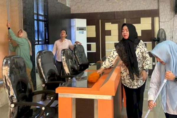 Kepala Bapenda Kota Makassar Instruksikan Seluruh ASN dan Laskar Pelangi Lakukan Kerja Bakti