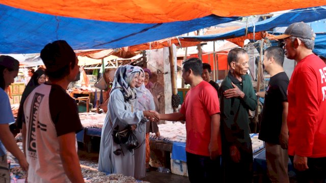 Tasming Hamid bercekrama dengan para pedagang di Pasar Lakessi Parepare.
