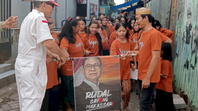 Warga Makassar Ramai-ramai Jalan Kaki Masuk Lorong Sosialisasikan Rusdin Abdullah Jadi Walikota