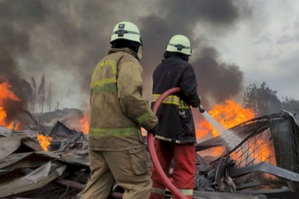 Kebakaran Hebat, Gudang Pabrik Tiner di Tangerang Ludes Tak Bersisa