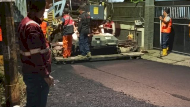 Satgas Bidang Jalan dan Jembatan (BJJ) Dinas PU Makassar Turun Lakukan Perbaikan Jalan.