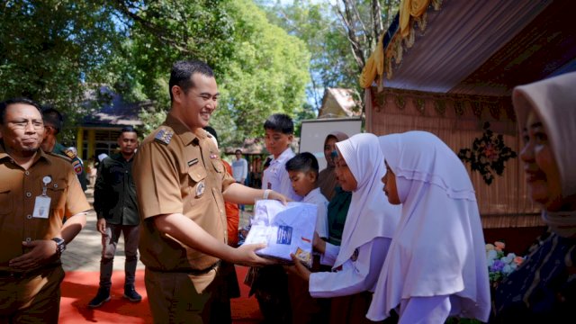 Bupati Pangkep Yusran Harap Orang Tua Terus Sekolahkan Anak