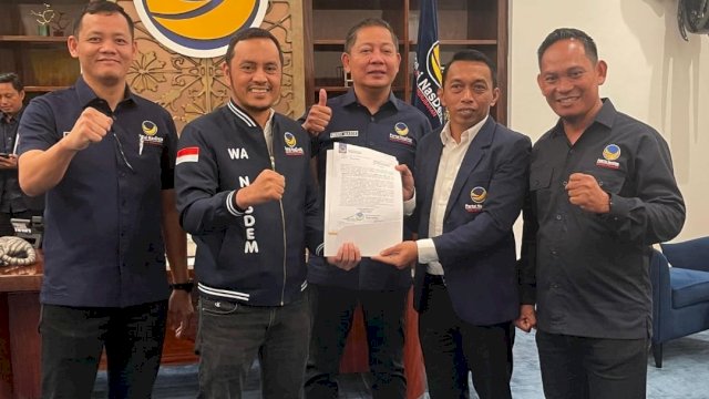 Ketua DPW NasDem Sulsel Rusdi Masse Menyerahkan Rekomendasi Partai NasDem ke Bakal calon bupati Sidrap Syaharuddin Alrif.