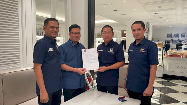 Ketua DPW NasDem Sulsel Rusdi Masse Menyerahkan Rekomendasi Partai NasDem ke Pasangan Bakal Calon Bupati dan Wakil Bupati Sinjai Muzayyin Arif-Andi Ikhsan Hamid.