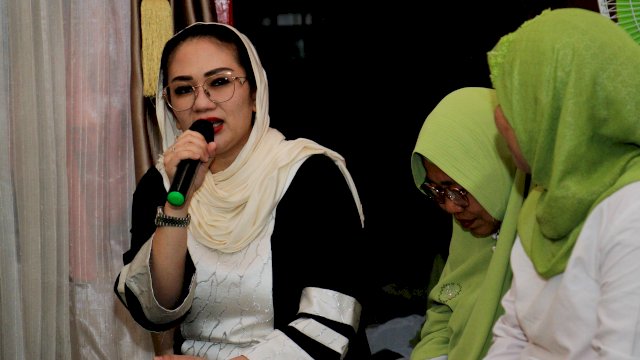 Anggota DPRD Sulsel Debbie Rusdin, sekaligus Istri dari Calon Wali Kota Makassar Rusdin Abdullah Silaturahmi dengan Pengurus Majelis Taklim Baiturrahim Bungung Lompoa