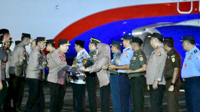 Jajaran Forkopimda Sulsel Menjemput Kepala Kapolri, Jenderal Listyo Sigit Prabowo di Baseops Lanud Hasanuddin, Makassar.