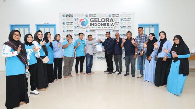 Tim Bakal Calon Bupati Pinrang, Andi Irwan Hamid Mengambil Formulir Pendaftaran Cakada di Partai Gelora