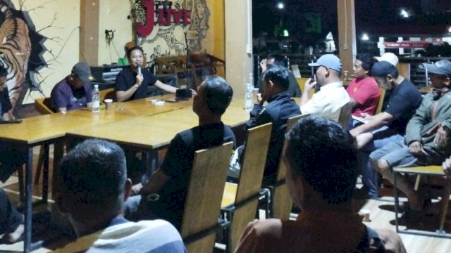 Bakal Calon Bupati Enrekang Muh Yusuf Ritangnga silaturahmi bersama sejumlah pemuda dan tokoh masyarakat Kecamatan Anggeraja di Enrekang.