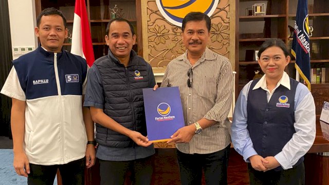 Ketua Bappilu NasDem Sulsel Rudianto Lallo dan Wakil Ketua DPW NasDem Sulsel Syamsir alias Anchi Menyerahkan Rekomendasi untuk Wakil Bupati Tana Toraja Darma Lelepadang
