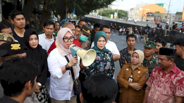 Ketua DPRD Sulsel Andi Ina Kartika Sari Saat Menerima Massa Akso depan Kantor DPRD.