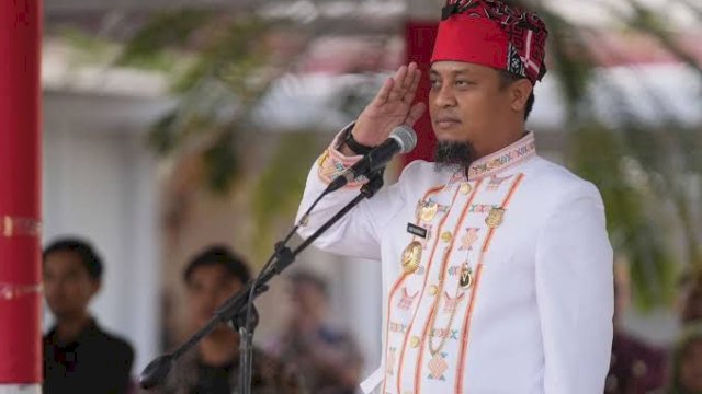 Calon Gubernur Sulsel Andi Sudirman Sulaiman Mengenakan Pakaian Adat Toraja saat Memimpin Upacara.