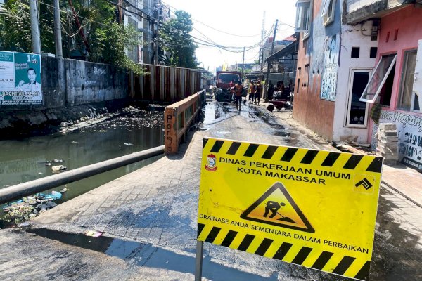 Dinas PU Makassar Lakukan Normalisasi Saluran Sekunder Utama, Turunkan Spuder Excavator