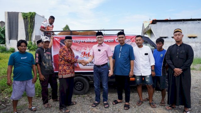 Calon Wali Kota Palopo, Farid Kasim Judas (tengah)