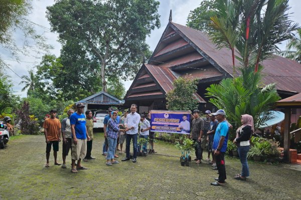Cawabup Sinjai Ikhsan Hamid Bagi-bagi Bibit Durian Musang King untuk Majukan Pertanian di Sinjai