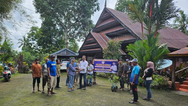 Calon Wakil Bupati Sinjai Andi Ikhsan Hamid Beri Bantuan Durian Musang King ke Petani Sinjai.