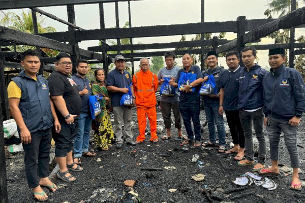 Partai NasDem Bantu Korban Kebakaran di Talabangi Pinrang, Salurkan Sembako dan Uang Tunai
