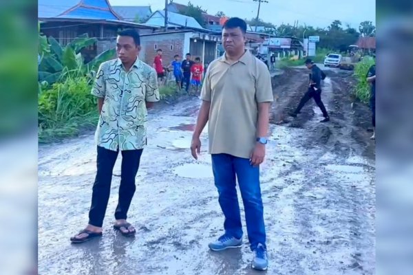 Lama Terbengkalai dan Makin Rusak, Syaharuddin Alrif Inisiatif Kerjakan Jalan Poros Sidrap-Soppeng Pakai Dana Pribadi