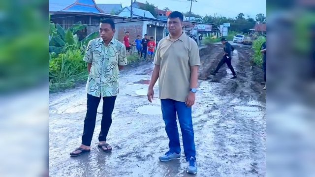Calon Bupati Sidrap Syaharuddin Alrif Turun Langsung melihat Proses Perbaikan Jalan Poros Sidrap-Soppeng