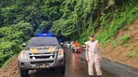 Pembersihan Material Longsor, Polres Maros Terapkan Sistem Buka Tutup Jalan