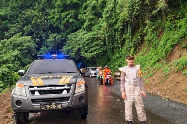 Pembersihan Material Longsor, Polres Maros Terapkan Sistem Buka Tutup Jalan