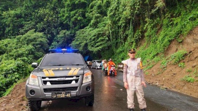 Pembersihan Material Longsor, Polres Maros Terapkan Sistem Buka Tutup Jalan