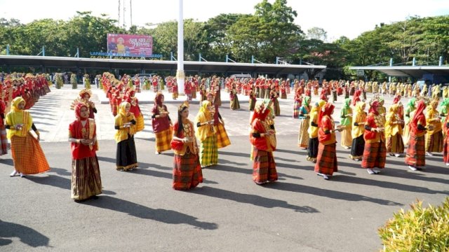 Pemkab Maros Ikut Andil Bantu Pemprov Raih 2 Rekor MURI di Festival Sulsel Menari