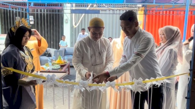 Founder PT Ezi2 Travel Malaysia H. Suahaimi didampingi istrinya Hj Masita Serta Direktur Utama PT Eiz2 Travel Makassar, Firman Syah Lakukan Proseso Gunting Pita Kantor PT Ezi2 Travel Makassar