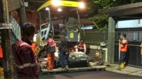 Malam-malam, Dinas PU Makassar Lakukan Perbaikan Jalan di Kelurahan Sudiang