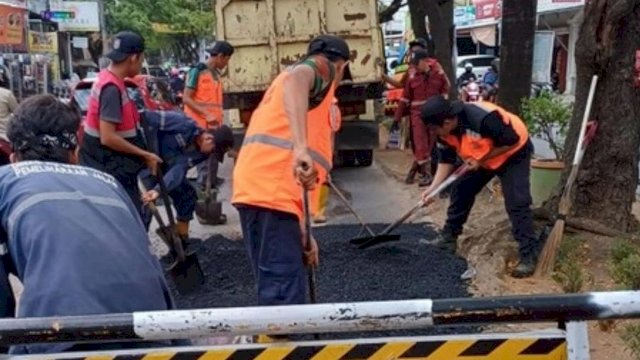Satgas BJJ Dinas PU Makassar Lakukan Perbaikan di Jalan BTP.