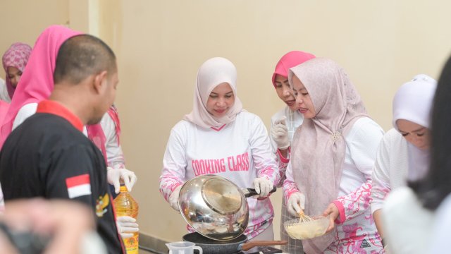 Silaturahmi dan Sinergitas, Fadliah Firman Bersama Istri Wali Kota Ikuti Cooking Class di Rakernas Apeksi XVII