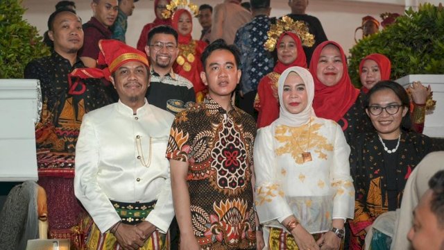 Wakil Presiden Terpilih 2024, Gibran Turut Foto Bersama Peserta Karnaval Kota Makassar