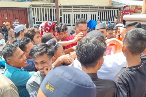 Jumat Berkah Ala Rusdin Abdullah, Bagi Nasi Kotak ke Pengguna Jalan dan Jamaah Masjid di Bagian Timur-Utara Makassar