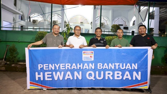 Indomaret Serahkan Bantuan Sapi Kurban ke Pemkot Makassar.