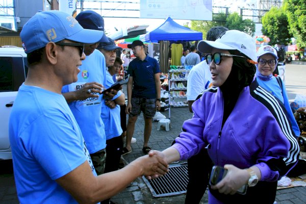 Rusdin Abdullah dan Fatmawati Rusdi Kompak di Car Free Day Makassar, Sapa Warga hingga Foto Bersama