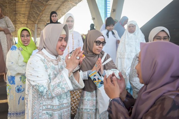 Indira Yusuf Ismail Shalat Id di Lapangan Karebosi bersama Keluarga dan Ribuan Warga Makassar