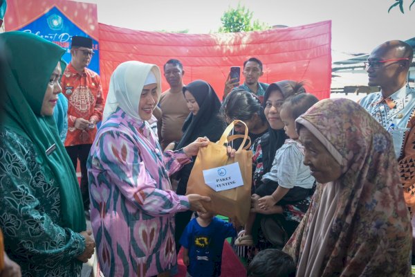 Intervensi Stunting, Indira Yusuf Ismail Serahkan Paket Bantuan Cegah Anak Kurang Gizi