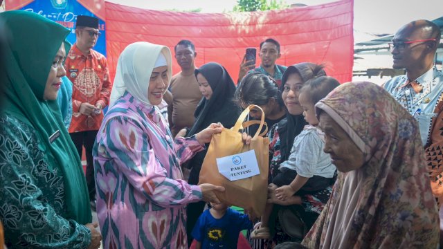 Intervensi Stunting, Indira Yusuf Ismail Serahkan Paket Bantuan Cegah Anak Kurang Gizi