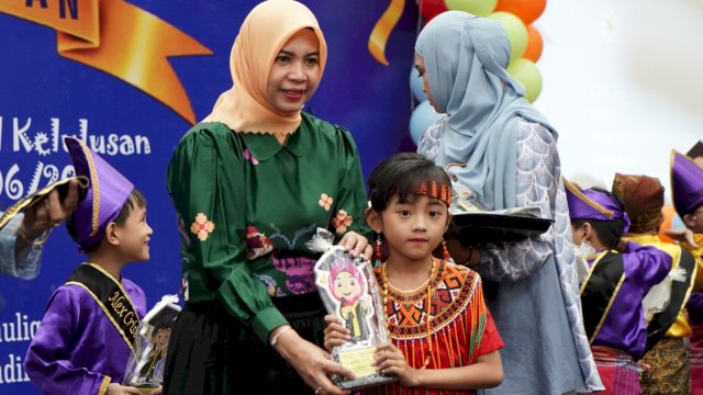 Fadliah Firman Apresiasi Dedikasi Murid dan Guru TK DWP Makassar dalam Acara Pelepasan.