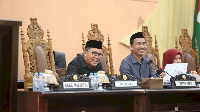 Walikota Danny bersama Ketua DPRD Makassar Rudianto Lallo saat Rapat Paripurna.