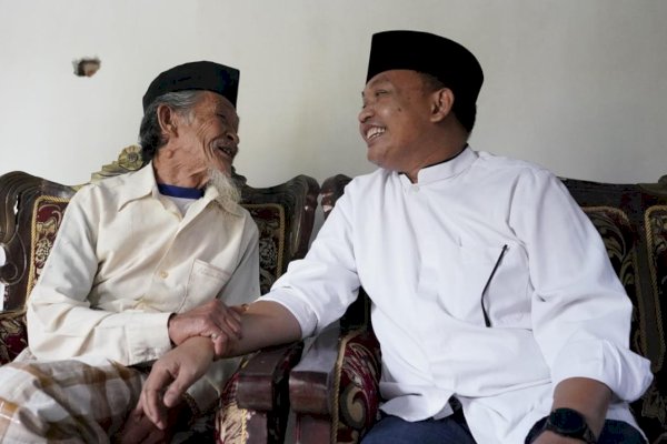 Kembali Bertemu, Begini Keakraban Ilham Azikin saat Bertemu Tokoh Kampung Panjang