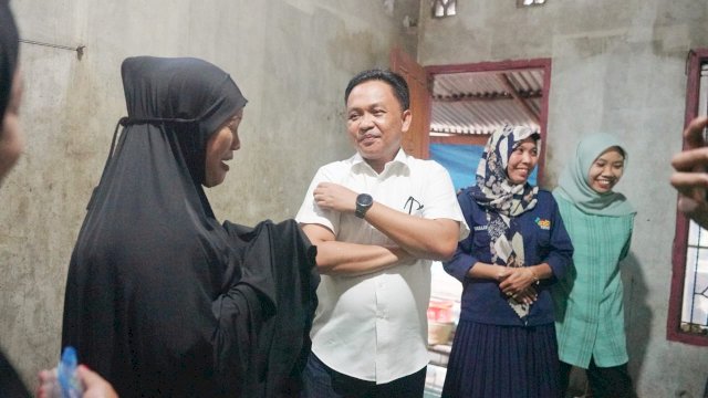 Ilham Azikin bersama Warga.