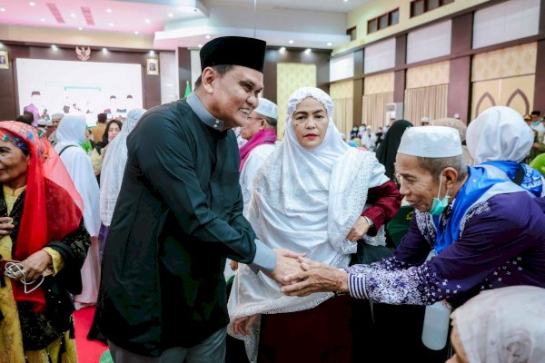 Bupati Barru Suardi Saleh-Dokter Ulfa Terima Jamaah Haji di Asrama Sudiang: Jadilah Teladan bagi Masyarakat!