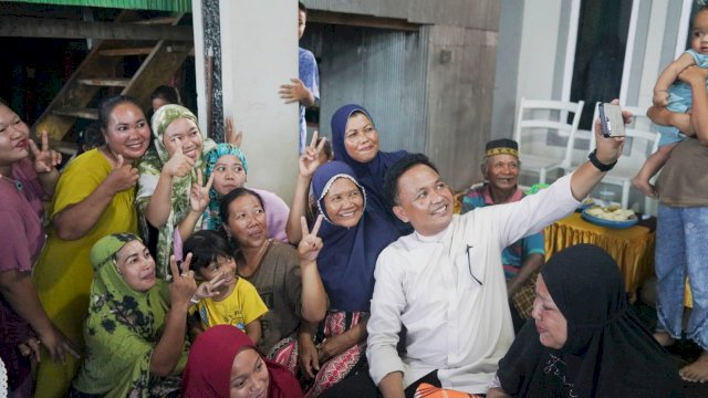 Ilham Azikin Selfie bersama warga.