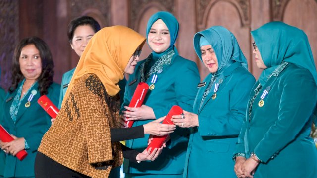 Komitmen Indira Yusuf Ismail dalam Pembinaan Dasawisma Berbuah Penghargaan Nasional