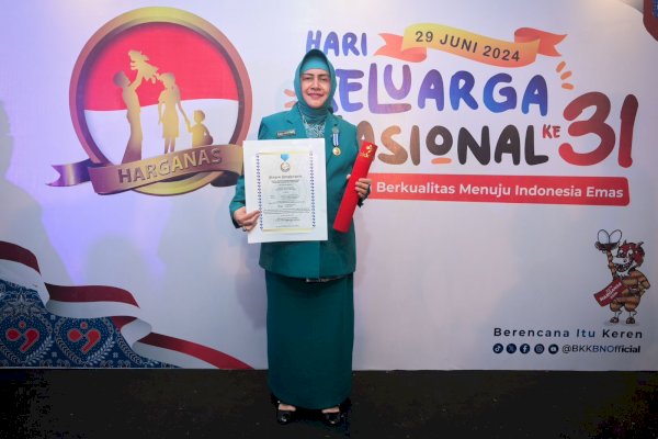 Indira Yusuf Ismail Raih Penghargaan Manggala Karya Kencana BKKBN