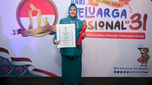 Indira Yusuf Ismail Raih Penghargaan Manggala Karya Kencana BKKBN