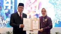 Ketua TP PKK Kota Makassar Dampingi Wali Kota Makassar Terima Penghargaan Satyalencana Wira Karya BKKBN RI